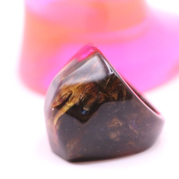 Vintage 7.5 Chunky but Lightweight Lucite Black With Brown Marbeling Ladies Ring - Picture 4 of 5